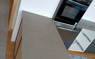 Kücheninsel mit Taupe Concrete Level Keramik Arbeitsplatte
