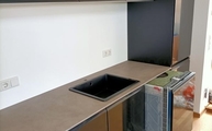Küchenzeile mit Taupe Concrete Level Keramik Arbeitsplatte