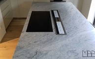 Kücheninsel mit Viscont White Granit Arbeitsplatte