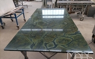 Produktion - Polierte Vitoria Regia Granit Tischplatte
