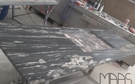 Produktion - Satinierte Pretoria Gold Granit Arbeitsplatte