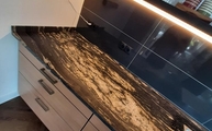 Küchenzeile mit Pretoria Gold Granit Arbeitsplatte und Wischleiste