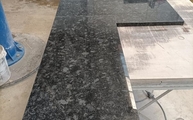 Produktion - Ausklinkung in der Steel Grey Granit Arbeitsplatte