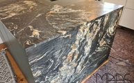Kücheninsel mit Belvedere Granit Arbeitsplatte und Seitenwange