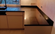Montage der Mirror Black K2 Quarz Arbeitsplatten in Neumünster