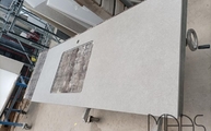 Produktion - Ausschnitt und Armaturbohrung der Concrete Grey Infinity Arbeitsplatte