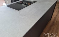 Montage der Concrete Grey Infinity Arbeitsplatte