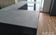 Concrete Grey Infinity Arbeitsplatte auf der Kücheninsel montiert
