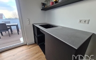 Küchenzeile mit Concrete Grey Infinity Arbeitsplatte