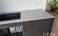 Schwarze Küche mit Concrete Grey Infinity Arbeitsplatten