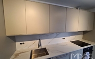Montage der Calacatta Oro Infinity Arbeitsplatte und Rückwand in Neuss