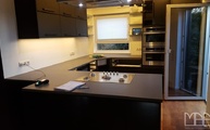 Schwarze IKEA Küche mit RU300 Crea Beton Dark Diresco Arbeitsplatten 