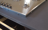 Kochfeld in der RU300 Crea Beton Dark Diresco Arbeitsplatte