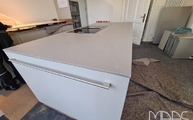 Montage der 4004 Raw Concrete Caesarstone Arbeitsplatte auf der Kücheninsel