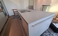 Kücheninsel mit 4004 Raw Concrete Caesarstone Arbeitsplatte