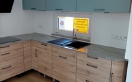 Küche in Neuwied mit Bluegrey Quarzit Arbeitsplatte und Fensterbank