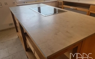 Kücheninsel mit Beton Neolith Arbeitsplatte