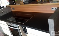 Zweizelige Küche mit Devil Black Granit Arbeitsplatten