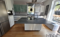 Küche in Oberhaching mit Malm Grey SapienStone Arbeitsplatten und Fensterbank