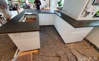Großzügige Küche in Oberhaching mit Steel Grey Granit Arbeitsplatten 
