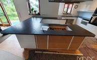 Steel Grey Granit Arbeitsplatten mit satinierten Oberflächen