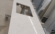 Produktion - 6131 Bianco Drift Caesarstone Arbeitsplatte mit Ausschnitt