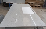 Produktion - Ausschnitt in der 6131 Bianco Drift Caesarstone Arbeitsplatte