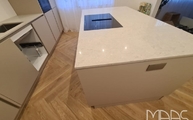 Kücheninsel mit 6131 Bianco Drift Caesarstone Arbeitsplatte
