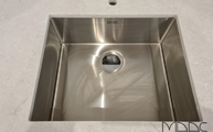 6131 Bianco Drift Caesarstone Arbeitsplatte mit Unterbauspüle und Armaturbohrung