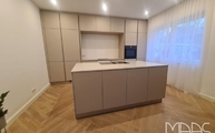 Küche in Oberhausen mit 6131 Bianco Drift Caesarstone Arbeitsplatten