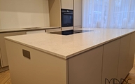 6131 Bianco Drift Caesarstone Arbeitsplatte auf der Kücheninsel