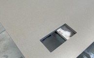 Produktion - Noka Silestone Arbeitsplatte mit Ausschnitt für Steckdosen