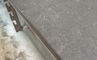 Produktion - Polierte Oberflächen der Caesarstone Abdeckplatten 4120 Raven