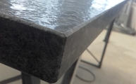 Produktion - Satinioerte Oberflächen der Steel Grey Granit Arbeitsplatten