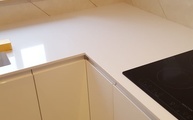 Iconic White Silestone Arbeitsplatten mit polierten Oberflächen