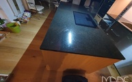Black Pearl Granit Arbeitsplatte mit Ceranfeld auf der Kücheninsel montiert