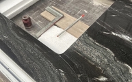 Produktion - Ausschnitt in der Agatha Granit Arbeitsplatte
