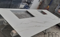 Produktion - Calacatta Oro Infinity Arbeitsplatte mit Ausschnitten