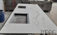 Produktion - Ausschnitte in der Calacatta Oro Infinity Arbeitsplatte