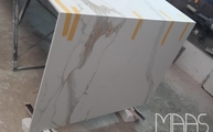 Produktion - Auf Gehrung verklebte Calacatta Oro Infinity Arbeitsplatte und Seitenwange