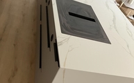 Calacatta Oro Infinity Arbeitsplatte und Seitenwange auf der Kücheninsel montiert