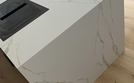 Calacatta Oro Infinity Arbeitsplatte und Seitenwange auf Gehrung verklebt
