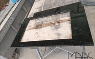 Produktion - Ausschnitt in der Porto Branco Scuro Granit Arbeitsplatte
