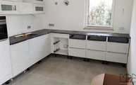L-Küche mit Granit Arbeitsplatten und Fensterbänke Belvedere