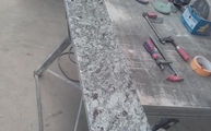 Produktion - Bearbeitete Köpfe der Granit Fensterbänke Blossom White