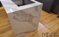 Auf Gehrung verklebte Classic Statuario Infinity Arbeitsplatte und Seitenwange