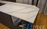 Classic Statuario Infinity Arbeitsplatte auf der Kücheninsel montiert