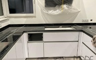 Wohnküche in Pulheim mit Calacatta Black Level Arbeitsplatten und Quarz Fensterbänke Adak White