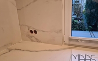 Calacatta Level Keramik Rückwand mit Steckdosenbohrungen