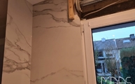 Calacatta Level Keramik Rückwände auf Gehrung